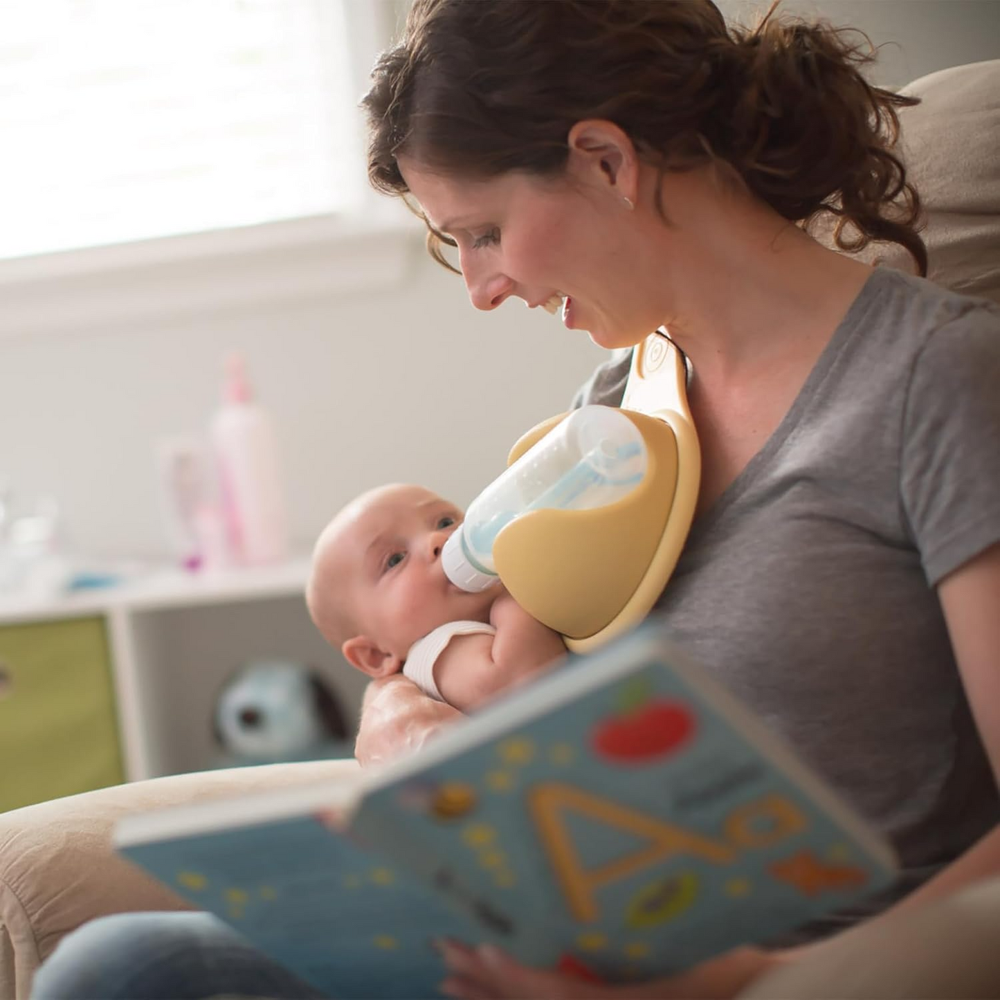 Freehand baby bottle holder – adjustable hands-free silicone bottle holder for feeding infants  
